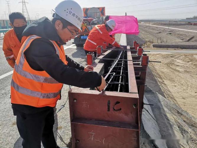局g30连霍高速公路桥头护栏过度处治工程"首件"翼墙浇筑成功